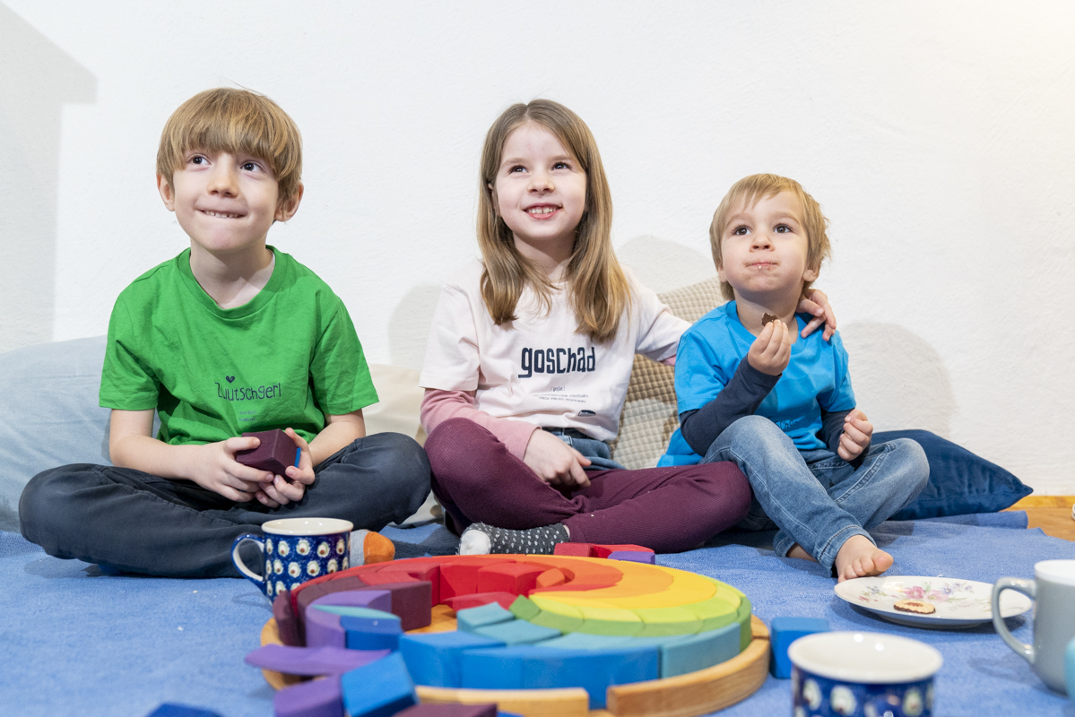 Drei Kinder in OstSeele-Shirts