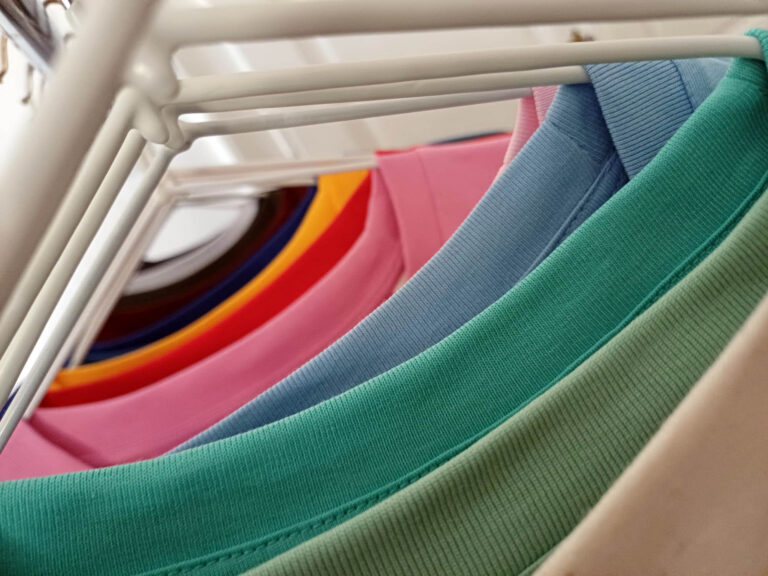 Farbenfroher Schnappschuss einiger Shirts im Be.Nice - Show Room