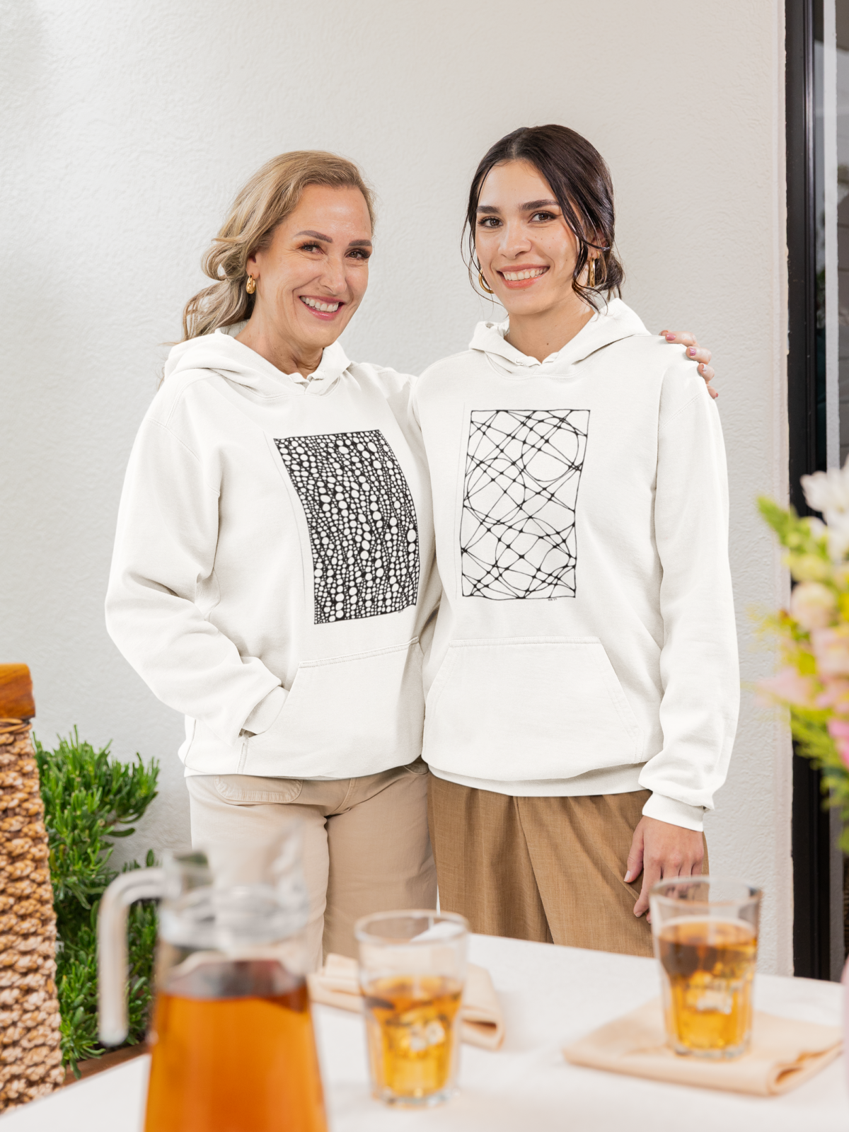 zwei Frauen mit MIR Hoodie Zwei Frauen mit MIR Hoodie
