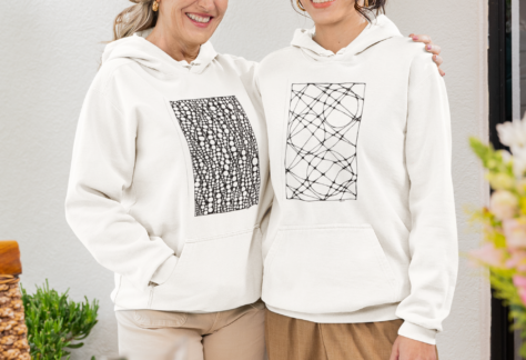 Zwei Frauen mit MIR Hoodie