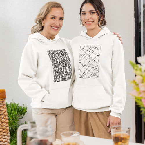 Zwei Frauen mit MIR Hoodie
