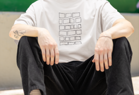 Herr mit MIR Shirt