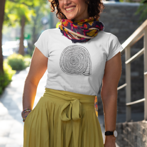 Dame mit MIR-Shirt