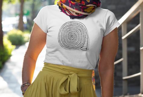 Dame mit MIR-Shirt