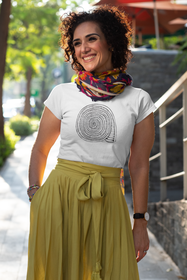 Dame mit MIR-Shirt