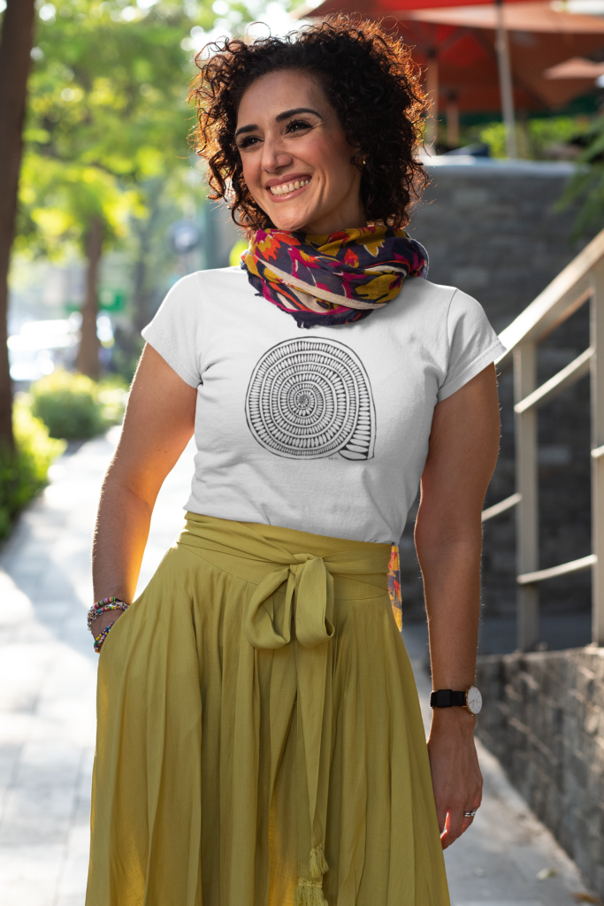 Dame mit MIR-Shirt