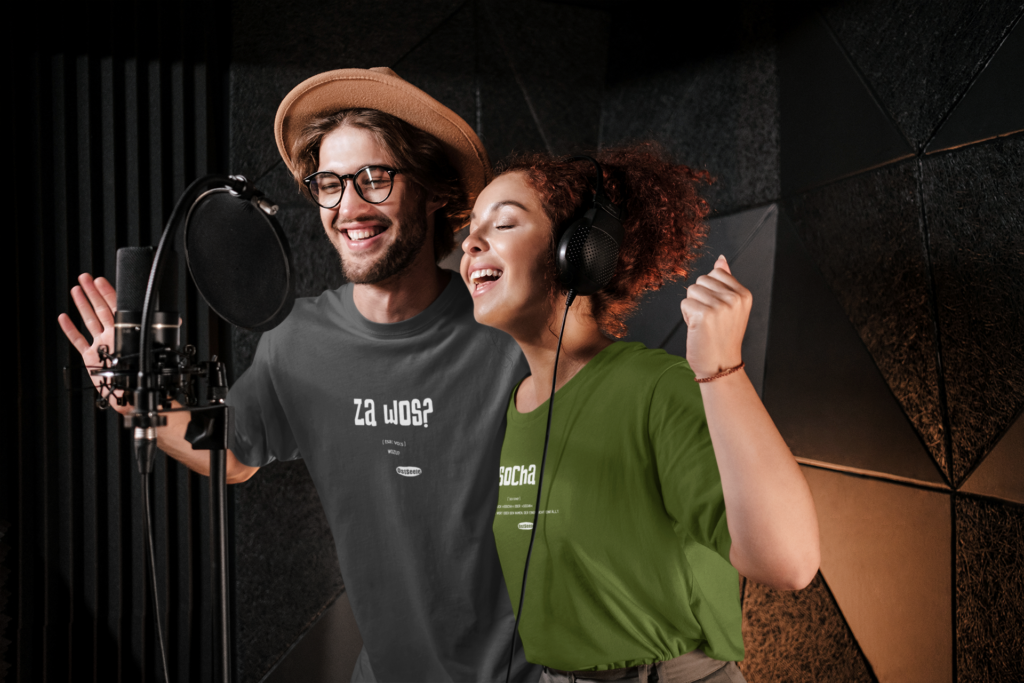 Zwei junge Menschen singen in OstSeele-Shirts.