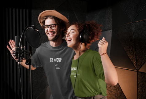 Zwei junge Menschen singen in OstSeele-Shirts.