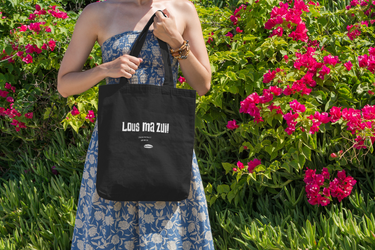 Eine Frau in Kleid steht mit einer OstSeele-Tasche im Garten